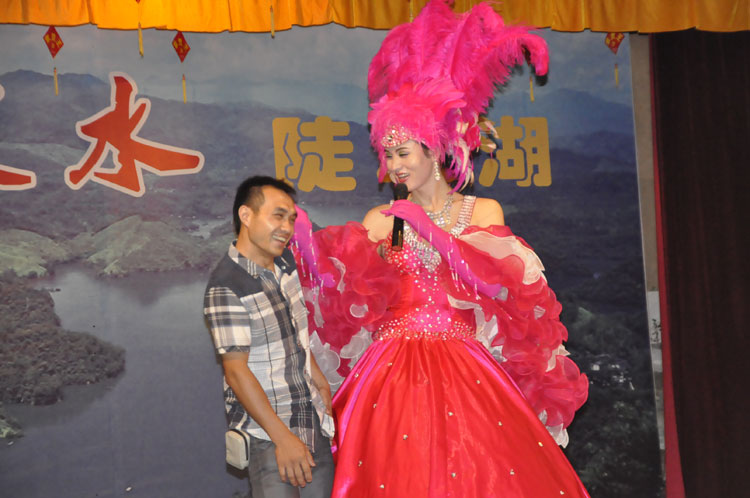 葉經理和泰國人妖巴八桑幽默的表演