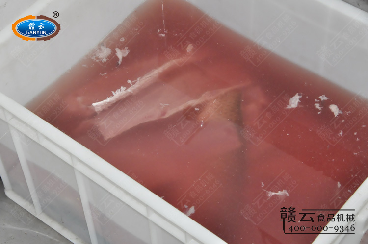 市場(chǎng)上購(gòu)買(mǎi)處理好的新鮮的魚(yú)片