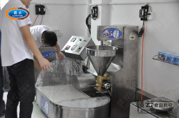 客戶一旁觀察水槽內(nèi)定型的肉丸