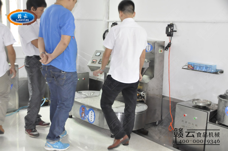 客戶一旁觀察水槽內(nèi)定型的肉丸