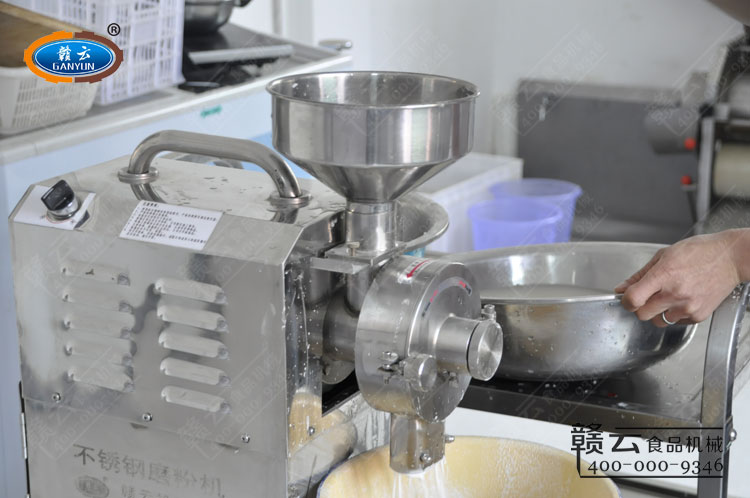 開(kāi)機(jī)將浸泡過(guò)的大米慢慢倒入機(jī)器料斗內(nèi)