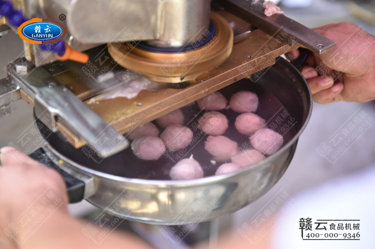 熱水接包心肉丸