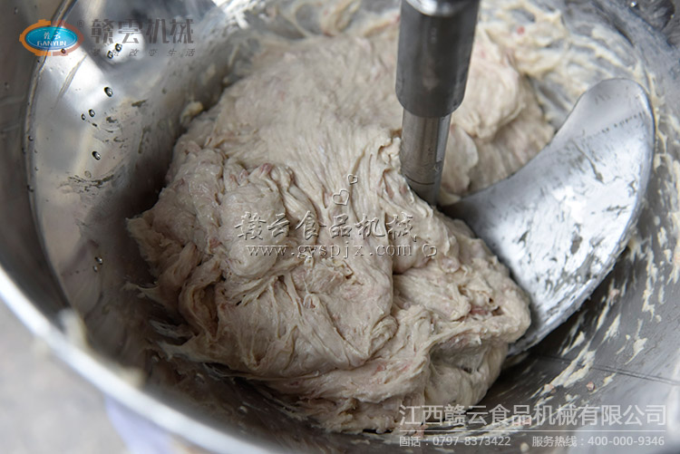 經(jīng)過(guò)攪拌后的面粉肉
