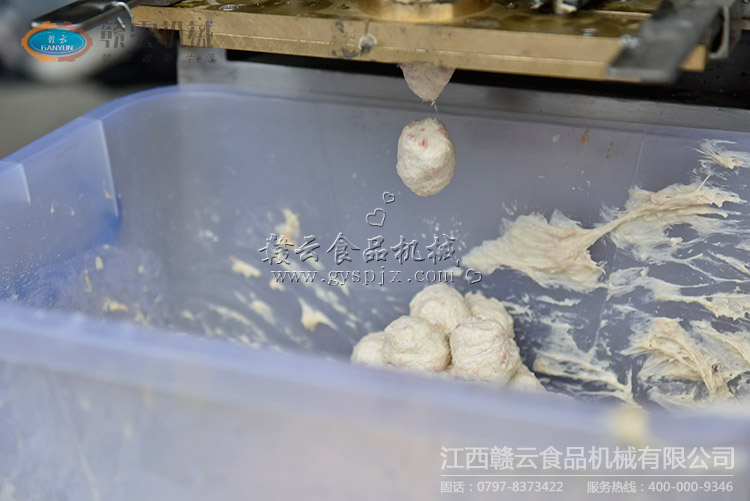 120型肉丸成型機(jī)成型出來(lái)的面粉肉丸