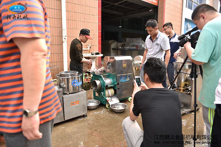 湖北客戶試機體驗魚丸加工成套設(shè)備