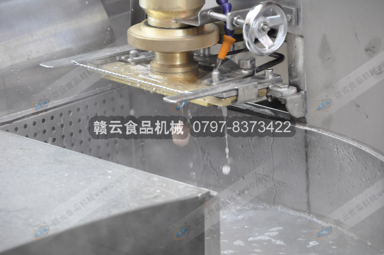 成型出來(lái)的一個(gè)肉丸子